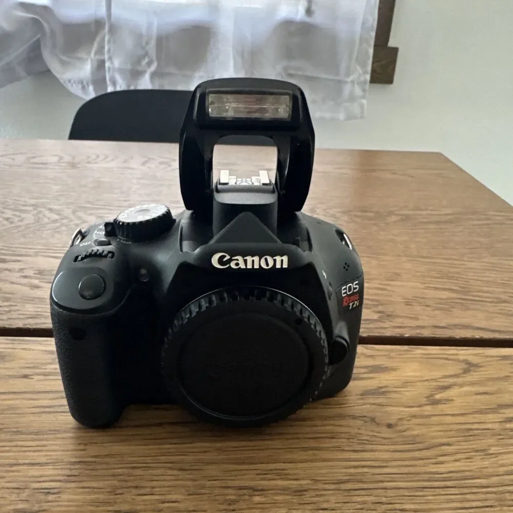 Canon EOS Rebel T2i 18.0MP Digital SLR DSLR Camera 29,850 Shutter Count